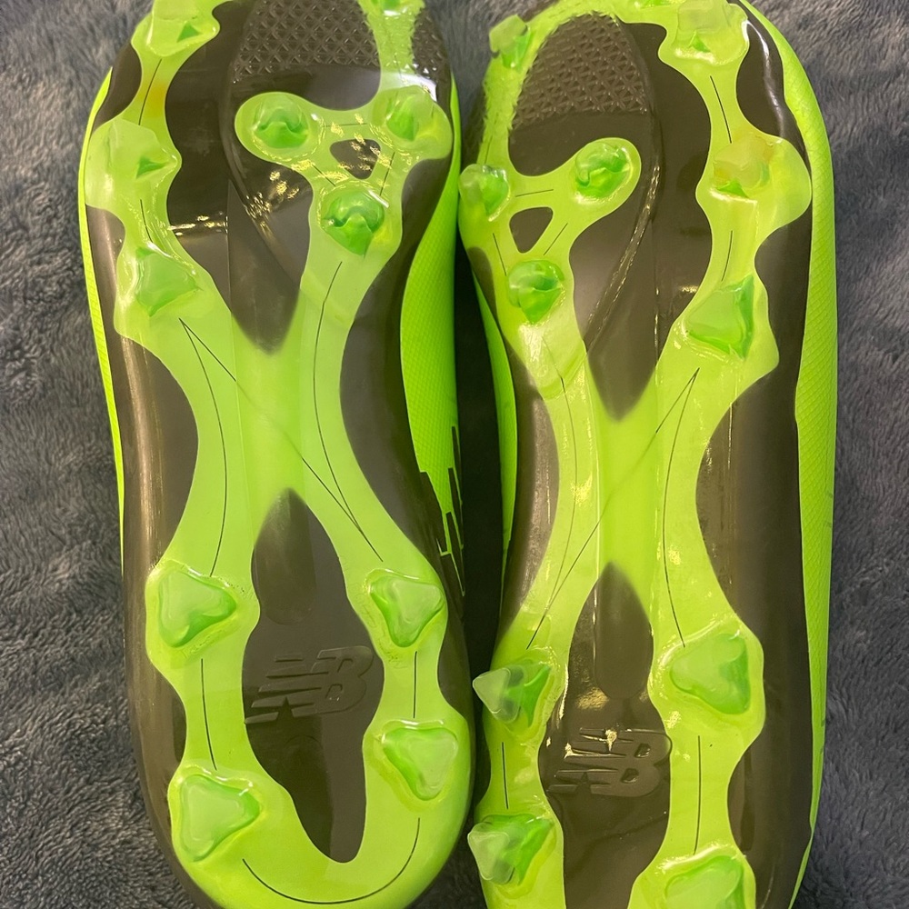 New Balance soccer cleats Boys size 5.5